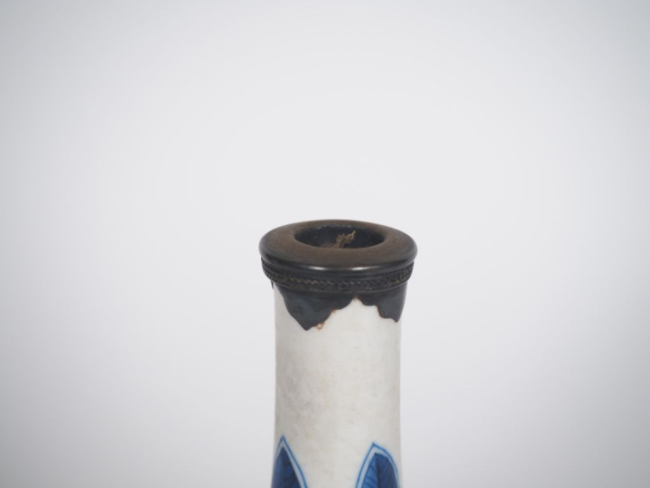 Chine, pour le Vietnam XVIIIe siècle,  Vase bouteille à long col, en p