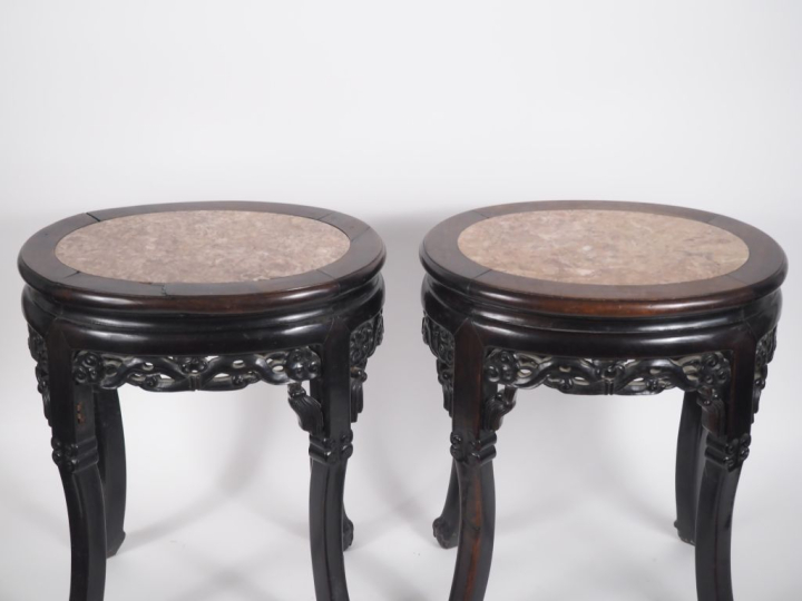 Chine du Sud, vers 1920,  Deux sellettes en bois sculpté, reposant sur