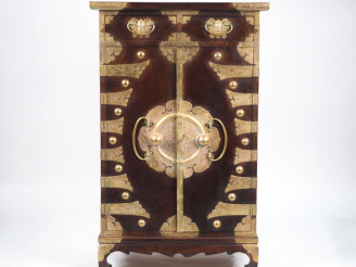 Vente aux enchères Corée, XXe siècle,  Meuble console en bois ouvrant à deux portes et de