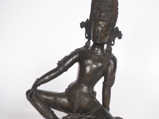 Vente aux enchères Népal Xxe siècle,  Statuette en bronze représentant une tara en lalita