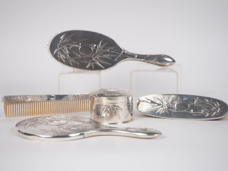 Vente aux enchères Japon, Xxe siècle,  Nécessaire de toilette en argent, comprenant cinq 