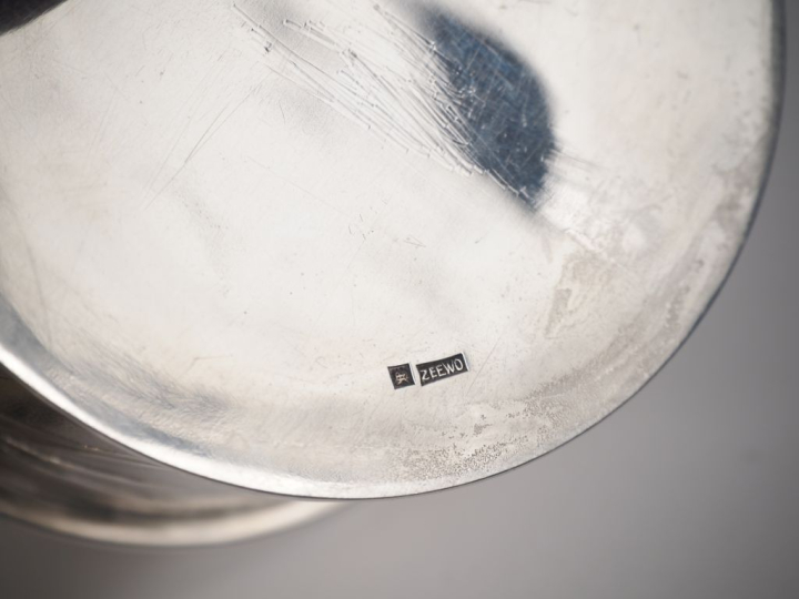 Japon, Xxe siècle,  Nécessaire de toilette en argent, comprenant cinq 