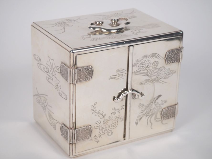 Japon, Xxe siècle, Coffret en laque nashiji, monture en argent à décor