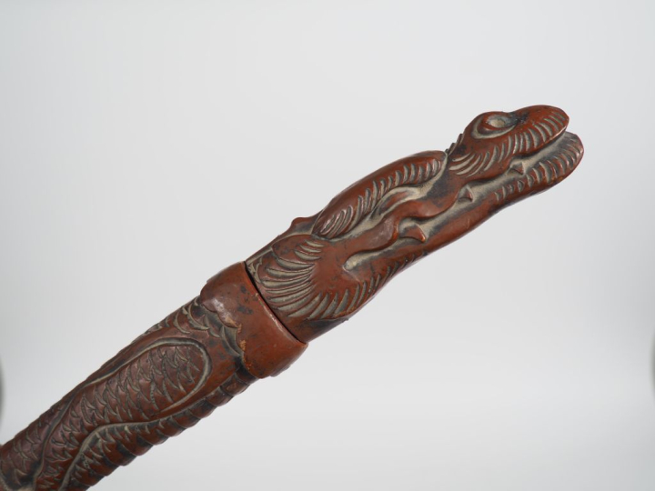 Poignard. Manche et fourreau en bois sculpté.  Japon.  Période Meiji.