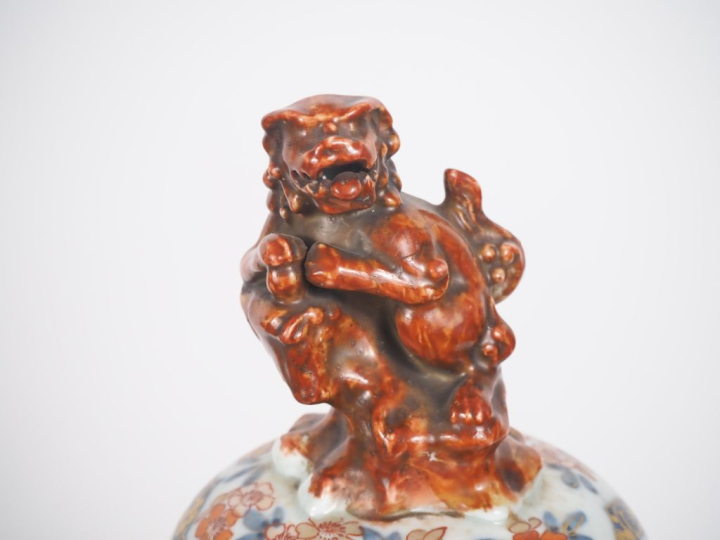 Japon, fin de la période Edo,  Paire de potiches couvertes, en porcela