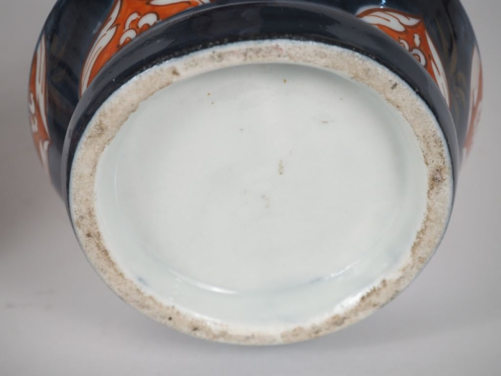 Japon, fin de la période Edo,  Paire de vases cornets en porcelaine d’
