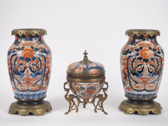 Vente aux enchères Japon, vers 1900, Trois porcelaines imari comprenant deux vases de for