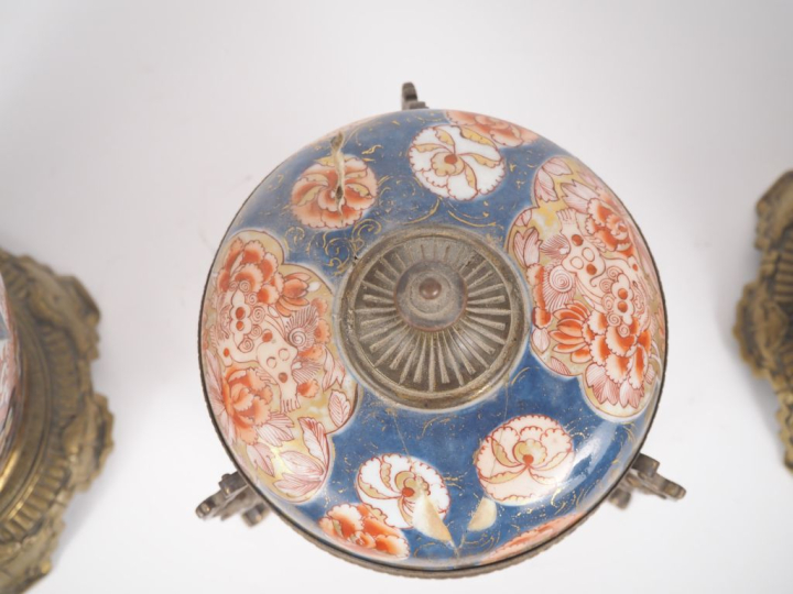 Japon, vers 1900, Trois porcelaines imari comprenant deux vases de for