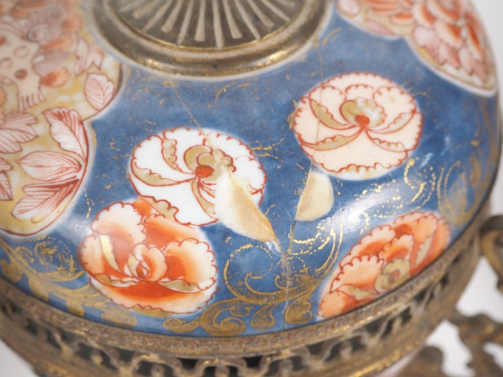 Japon, vers 1900, Trois porcelaines imari comprenant deux vases de for