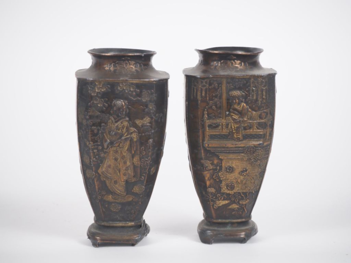 Japon, seconde moitié du Xxe siècle, Deux vases quadrangulaires en nam