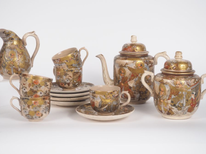 Japon, Xxe siècle, Service en faience de satsuma, comprenant treize pi