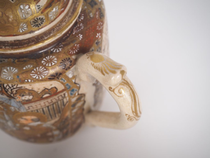 Japon, Xxe siècle, Service en faience de satsuma, comprenant treize pi