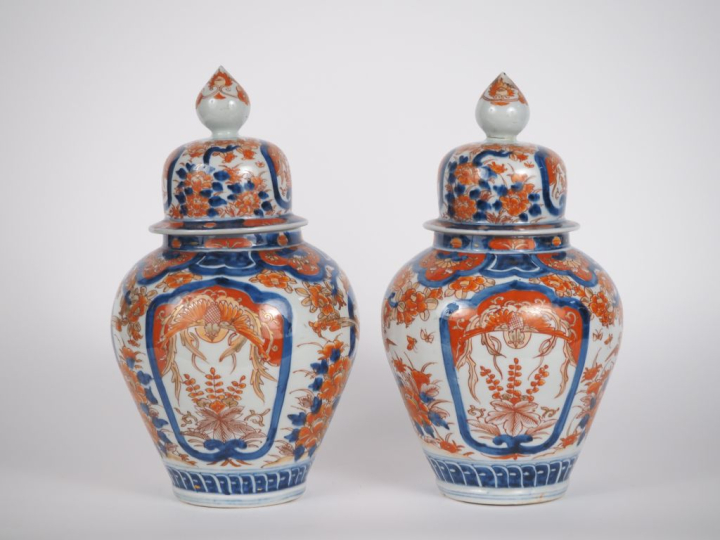 Japon, XIXe siècle,  Paire de potiches couvertes en porcelaine imari à