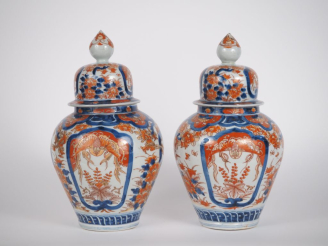 Vente aux enchères Japon, XIXe siècle,  Paire de potiches couvertes en porcelaine imari à