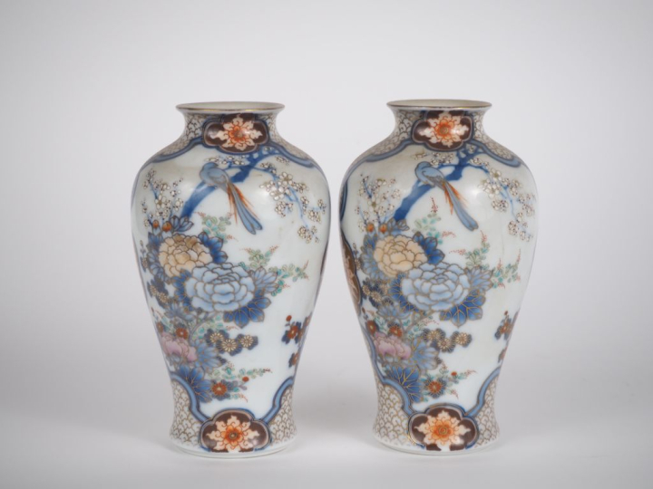 Japon, période Meiji (1868-1912) Paire de vases balustres, en porcelai