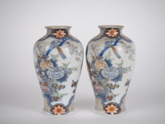 Vente aux enchères Japon, période Meiji (1868-1912) Paire de vases balustres, en porcelai