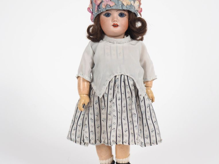 Poupée Bleuette SFBJ, tête porcelaine bouche ouverte yeux fixes bleus 