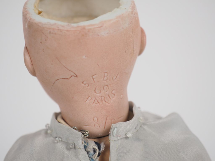 Poupée Bleuette SFBJ, tête porcelaine bouche ouverte yeux fixes bleus 