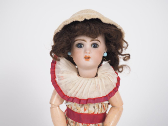 Vente aux enchères Poupée type Bleuette Jumeau marquée 2 et un point en surépaisseur au-d