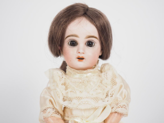 Vente aux enchères Poupée type Bleuette Jumeau marqué 2 en creux sur la tête la tête porc