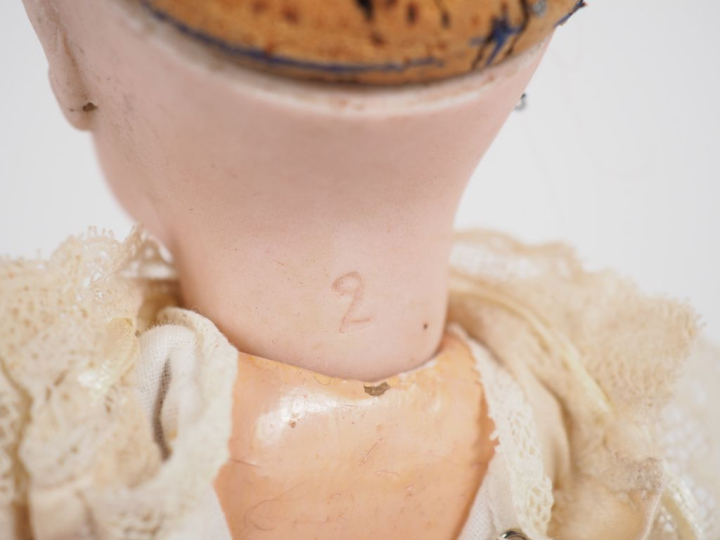 Poupée type Bleuette Jumeau marqué 2 en creux sur la tête la tête porc