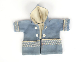 Vente aux enchères « Pastel » manteau des années 1918/19  avec capuchon. Ce modèle a quat