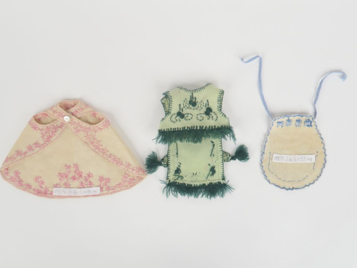 Lot de 3 vêtements pour poupée Bleuette dont : « Vide poche » la semai