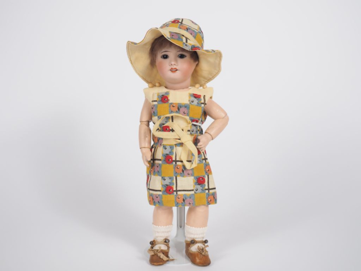Poupée type Bleuette SFBJ 60 8/0, tête porcelaine bouche ouverte yeux 