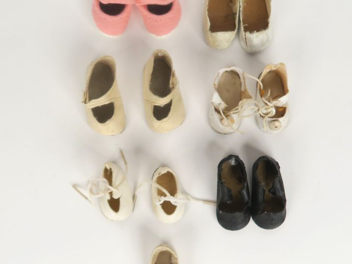 Lot de chaussures anciennes pour petites poupées taille 1/3 en moleski