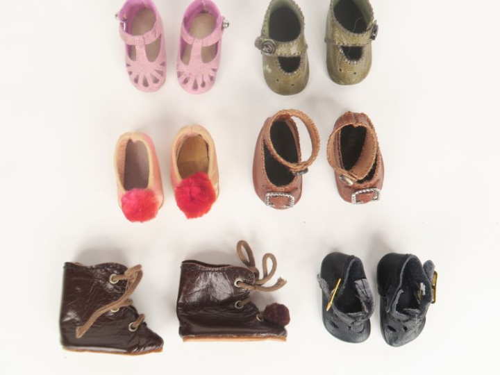 Lot de chaussures récentes taille Bleuette dont création Mme Bravot. A