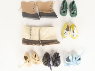 Vente aux enchères Lot de chaussures récentes taille Bleuette dont création Mme Bravot. A