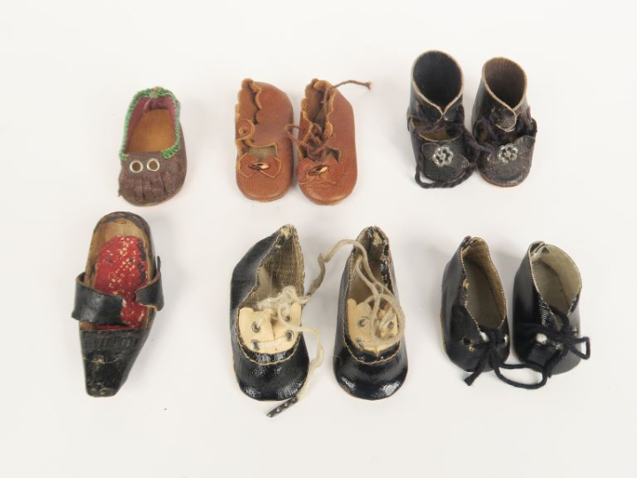 Lot de chaussures anciennes pour petites poupées. On y joint un sabot 
