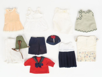 Vente aux enchères Lot de vêtements pour poupéesBleuette dont sous-vêtements, costume mar