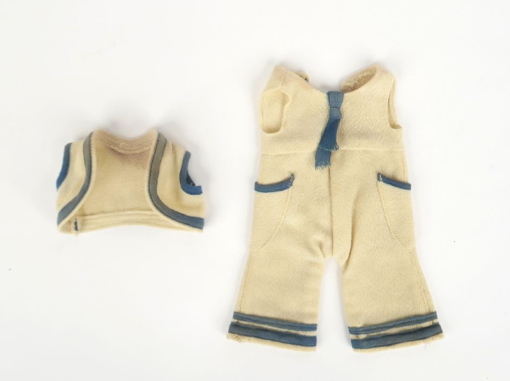 Lot de vêtements dont « Juan les pins » et pyjama de plage en cachemir