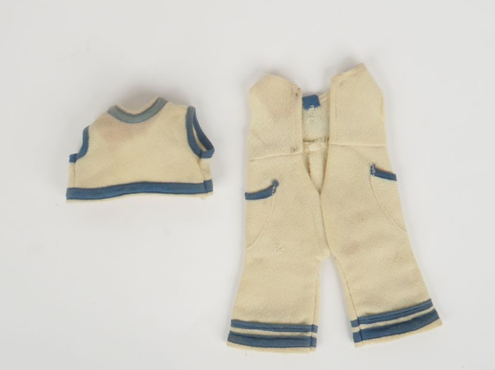 Lot de vêtements dont « Juan les pins » et pyjama de plage en cachemir