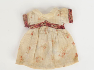 Vente aux enchères « Au jardin » coton fleurie. Etat d’usage, décolorée et usure au col. 