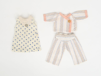 Vente aux enchères « Pastilles », robe à pois bleus manque la ceinture manque le manteau 