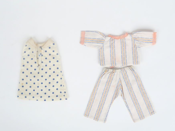 « Pastilles », robe à pois bleus manque la ceinture manque le manteau 
