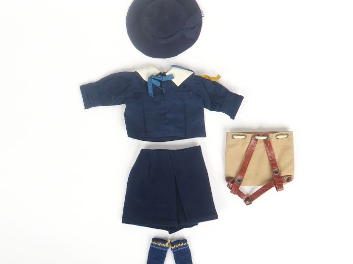 « Jeannette », tenue de scout, manque la pèlerine, les chaussettes ain