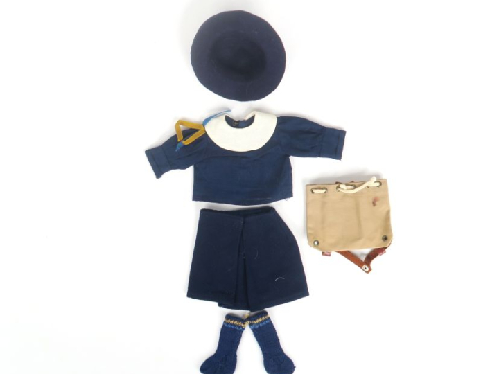 « Jeannette », tenue de scout, manque la pèlerine, les chaussettes ain