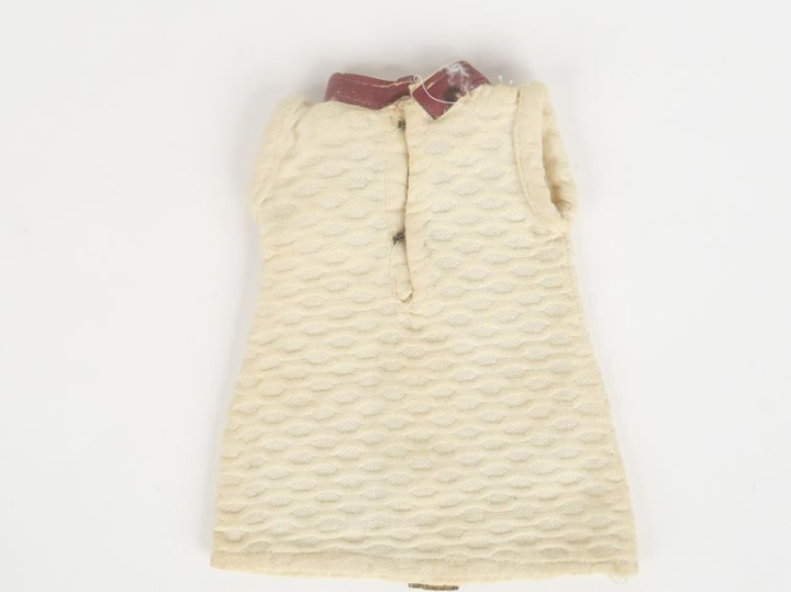 « Le Touquet », robe de gros piqué blanc, garniture de moleskine. Bel 