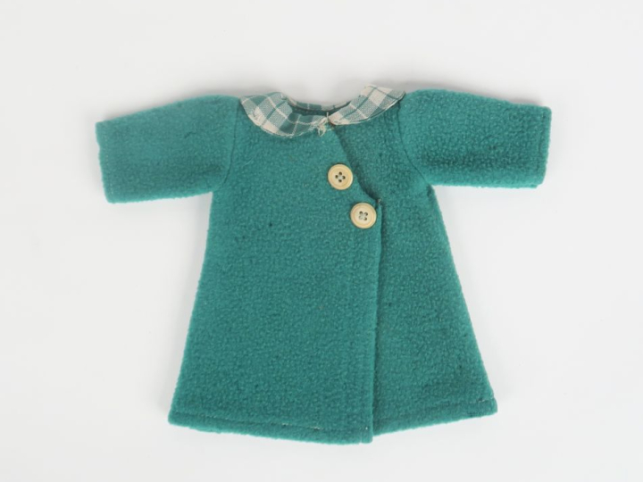« Footing », manteau vert sans la robe, on y joint un autre ensemble s