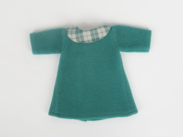 « Footing », manteau vert sans la robe, on y joint un autre ensemble s