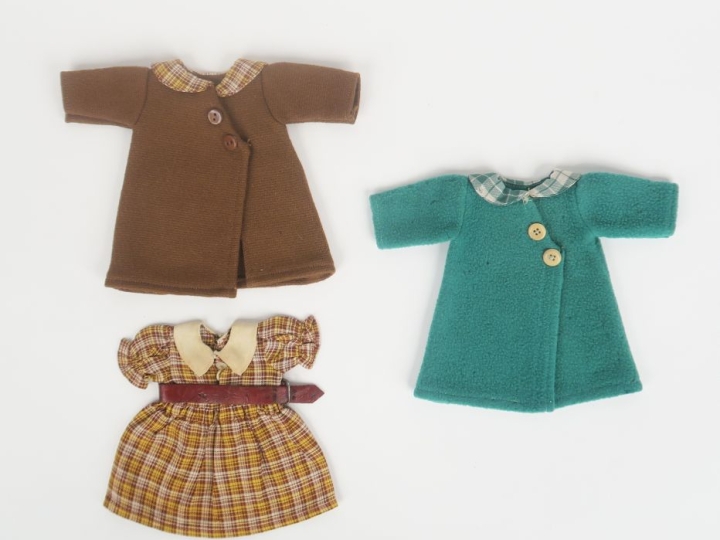 « Footing », manteau vert sans la robe, on y joint un autre ensemble s