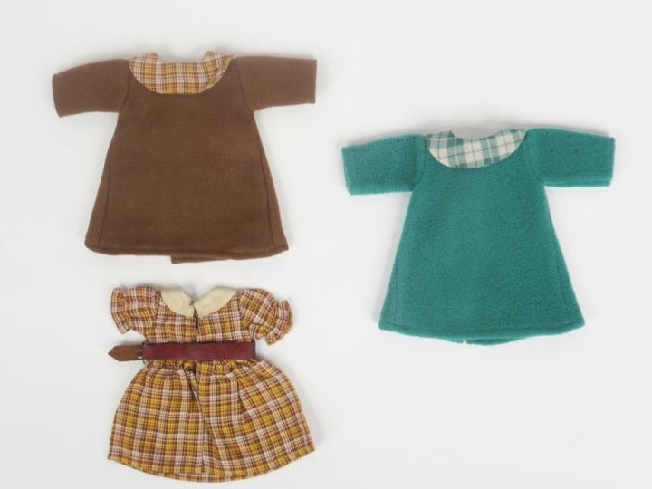 « Footing », manteau vert sans la robe, on y joint un autre ensemble s
