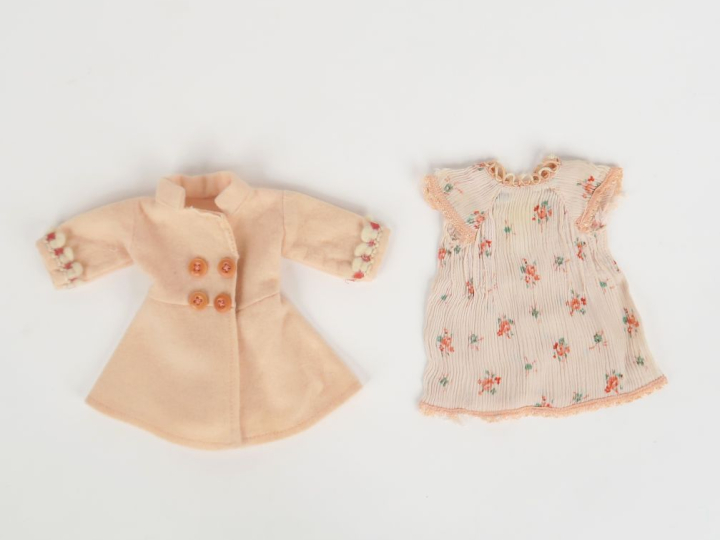 « Postillon », manteau cintré en drap rose, manque le chapeau. Très be