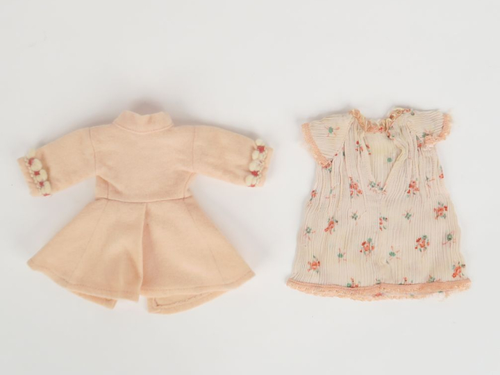 « Postillon », manteau cintré en drap rose, manque le chapeau. Très be