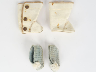 Vente aux enchères Lot comprenant bottes cuirs blanc des années 30 et chaussons Gautier-L