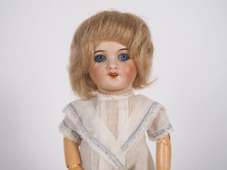 Vente aux enchères Poupée type Bleuette SFBJ 60 8/0 tête porcelaine bouche ouverte  yeux 