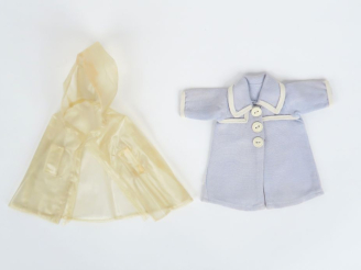 Vente aux enchères « Villégiature » manteau de shantung bleu ciel garni de galon et bouto